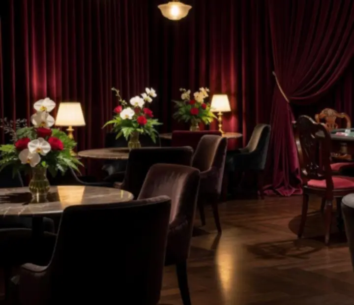 Klimatyczne, eleganckie wnętrze restauracji z nastrojowym oświetleniem i nakrytymi stołami.